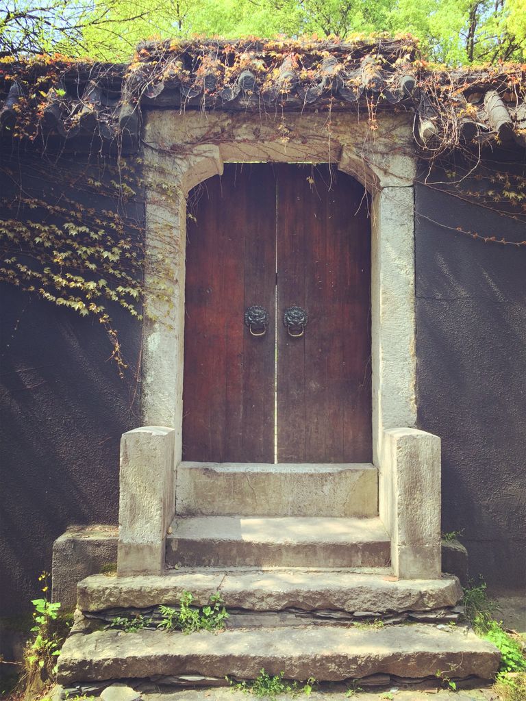 Explore the charm of ancient Chinese architecture with this historic wooden entrance in Changsha.